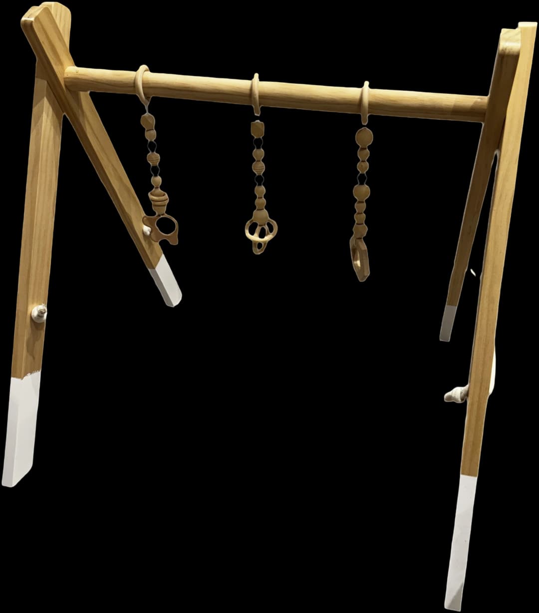 Gimnasio de madera montessori con colgantes black and white